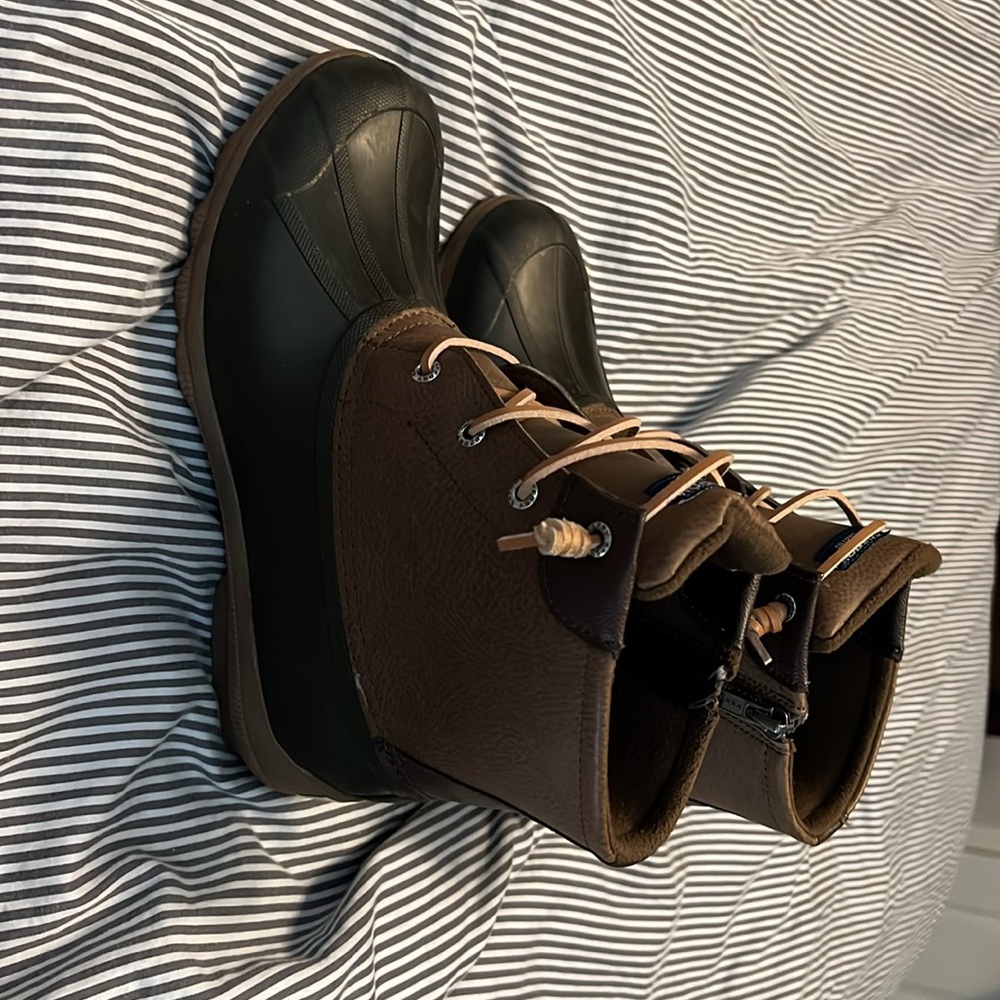 Sperry duck boots. Women’s size 8 - Picture 6 of 10